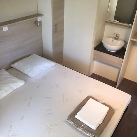 פארק נופש Domaine Des Grands Pins 4*